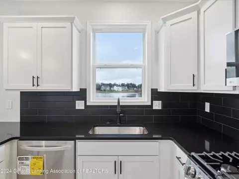 Kitchen - 621 Launch Point Dr, Perry, MI 48872 photo 3 of 6