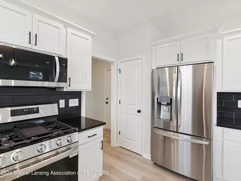 Kitchen - 621 Launch Point Dr, Perry, MI 48872 photo 4 of 6