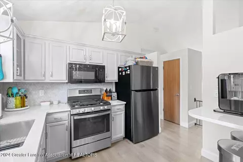 Kitchen - 215 E Claremore Dr, Lansing, MI 48911 photo 2 of 4