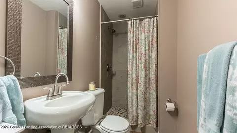 Bath - 7783 Forestview Dr, Haslett, MI 48840 photo 4 of 4