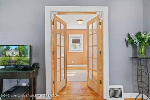 Entry Way - 700 E Willard Ave, Lansing, MI 48910 photo 2 of 3