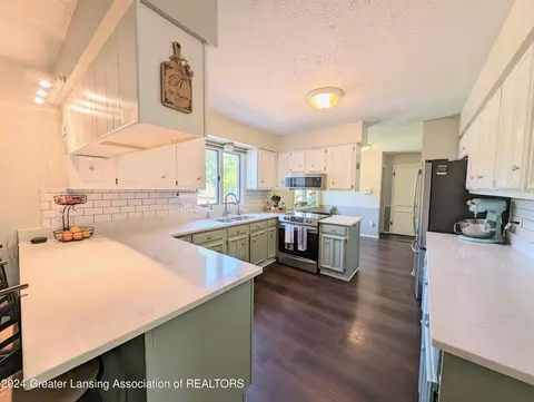 Kitchen - 6491 Lansdown Dr, Dimondale, MI 48821 photo 5 of 8