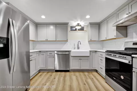 Kitchen - 6491 Lansdown Dr, Dimondale, MI 48821 photo 8 of 8