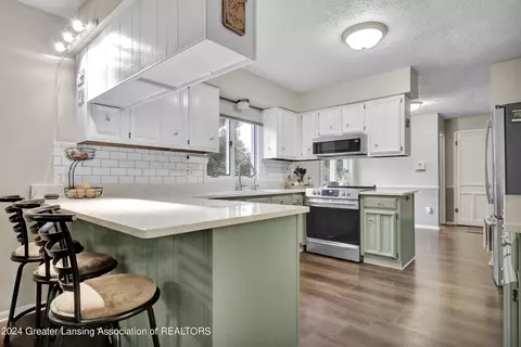 Kitchen - 6491 Lansdown Dr, Dimondale, MI 48821 photo 2 of 8