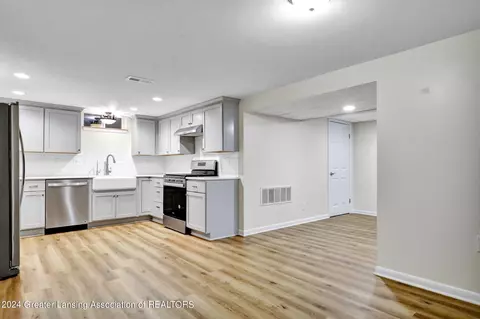 Kitchen - 6491 Lansdown Dr, Dimondale, MI 48821 photo 6 of 8