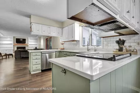 Kitchen - 6491 Lansdown Dr, Dimondale, MI 48821 photo 4 of 8