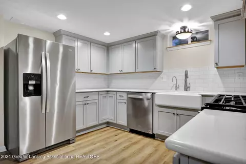 Kitchen - 6491 Lansdown Dr, Dimondale, MI 48821 photo 7 of 8