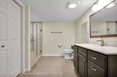 Bath - 6491 Lansdown Dr, Dimondale, MI 48821 photo 2 of 3