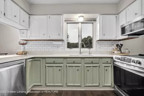 Kitchen - 6491 Lansdown Dr, Dimondale, MI 48821 photo 3 of 8
