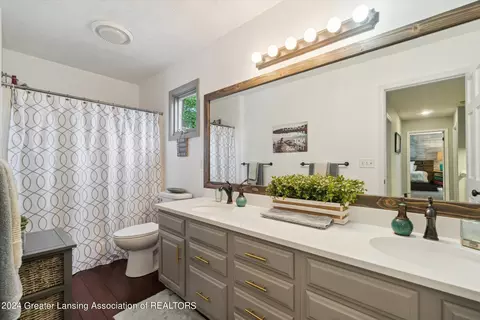 Bath - 3496 Honeywood Ln, Dewitt, MI 48820 photo 4 of 5