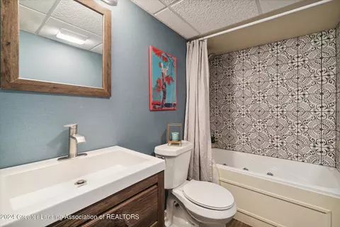 Bath - 3496 Honeywood Ln, Dewitt, MI 48820 photo 5 of 5