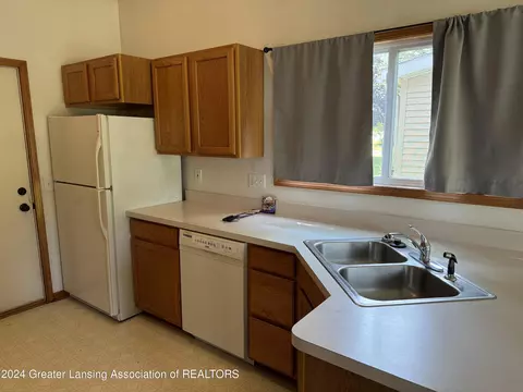 Kitchen - 13505 Webster Rd, Bath, MI 48808 photo 3 of 4