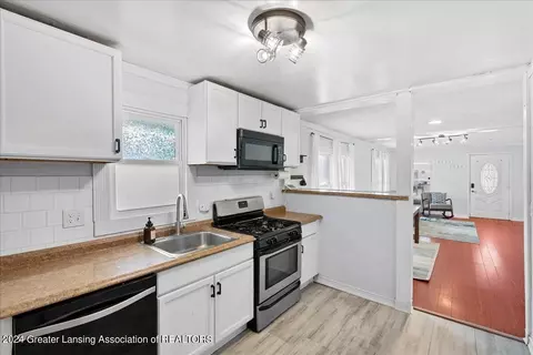 Entry Way - 706 Johnson Ave, Lansing, MI 48906 photo 3 of 4