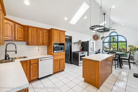 Kitchen - 7904 S Francis Rd, Dewitt, MI 48820 photo 3 of 4