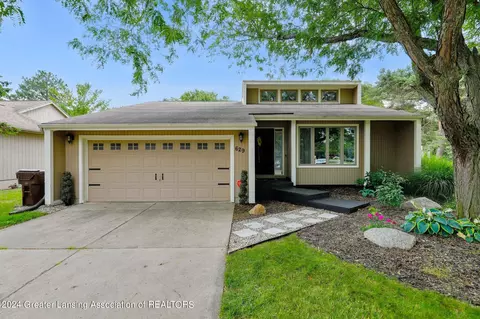 629 Dutch Hill Dr, Lansing, MI 48917