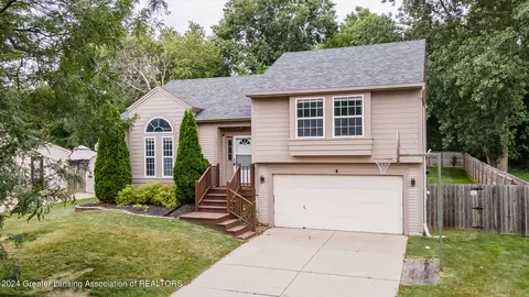 207 Olympia Dr, Lansing, MI 48911