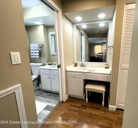 Bath - 400 Everett Dr, Lansing, MI 48915 photo 2 of 7