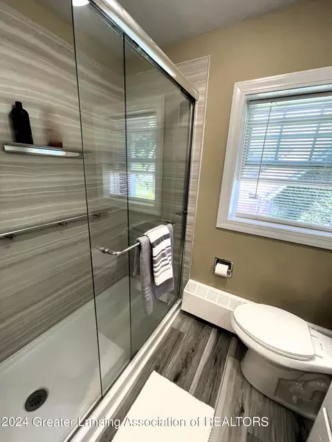 Bath - 400 Everett Dr, Lansing, MI 48915 photo 4 of 7