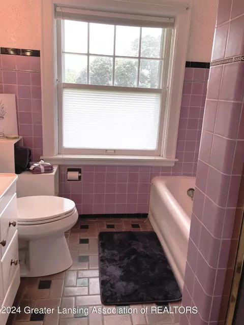 Bath - 400 Everett Dr, Lansing, MI 48915 photo 5 of 7