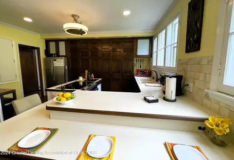 Kitchen - 400 Everett Dr, Lansing, MI 48915 photo 2 of 3