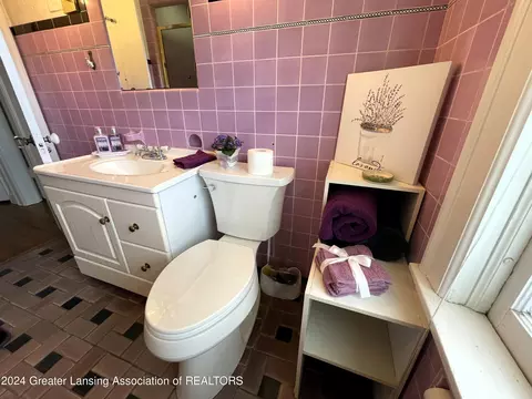 Bath - 400 Everett Dr, Lansing, MI 48915 photo 6 of 7
