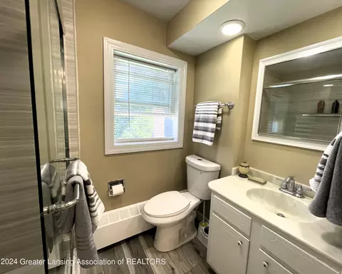 Bath - 400 Everett Dr, Lansing, MI 48915 photo 3 of 7
