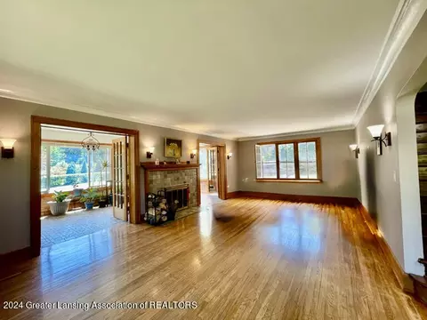 Living - 400 Everett Dr, Lansing, MI 48915 photo 2 of 4