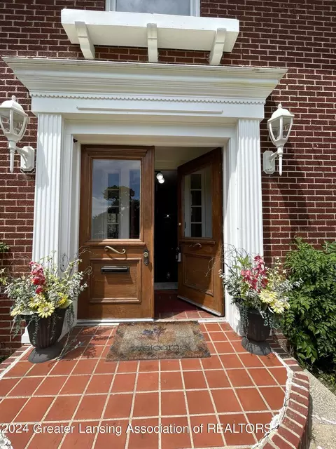 Exterior - 400 Everett Dr, Lansing, MI 48915 photo 2 of 11