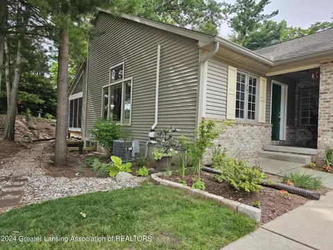 6496 Timber View Dr, East Lansing, MI 48823
