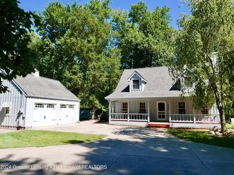 615 E Dill Dr, Dewitt, MI 48820