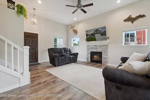 Entry Way - 13900 Bauerle Rd, Dewitt, MI 48820 photo 2 of 8