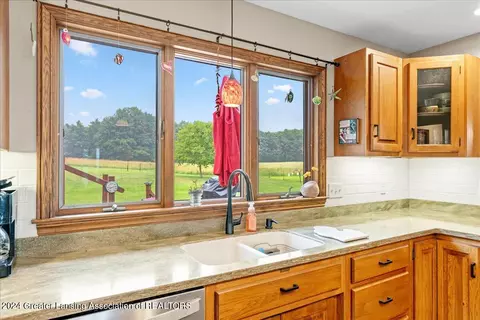 Kitchen - 1680 W Chadwick Rd, Dewitt, MI 48820 photo 4 of 4