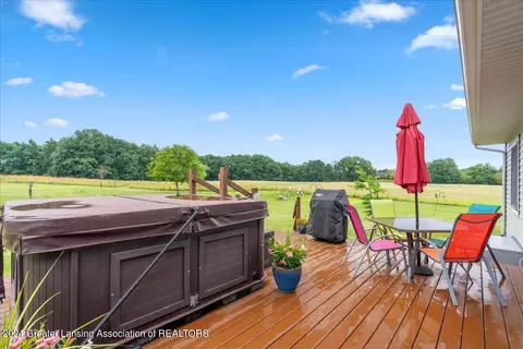 Exterior - 1680 W Chadwick Rd, Dewitt, MI 48820 photo 5 of 7