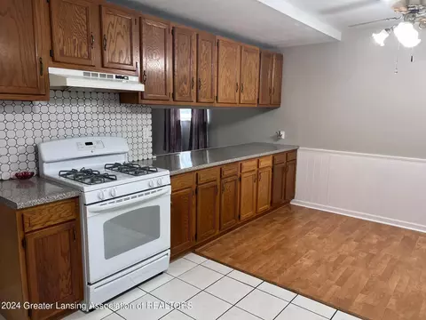 314 Oak Park Dr, Perry, MI 48872 photo 4