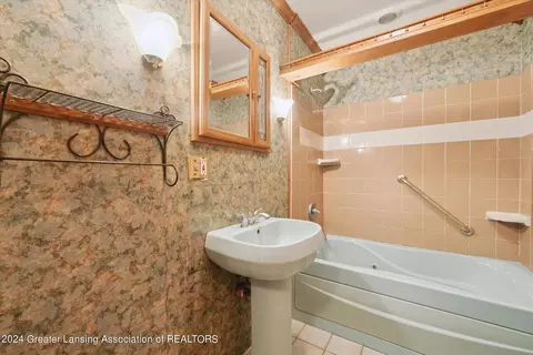 Bath - 12399 Ruppert Rd, Perry, MI 48872 photo 3 of 3