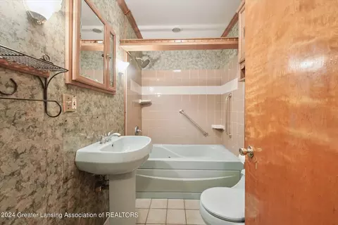 Bath - 12399 Ruppert Rd, Perry, MI 48872 photo 2 of 3