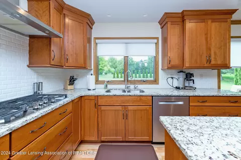 Kitchen - 303 Rivergate Ln, Dewitt, MI 48820 photo 4 of 4