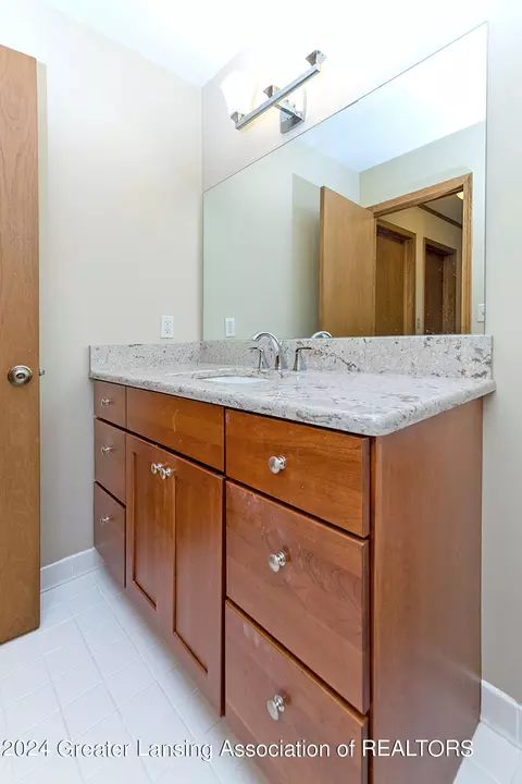 Bath - 303 Rivergate Ln, Dewitt, MI 48820 photo 2 of 3