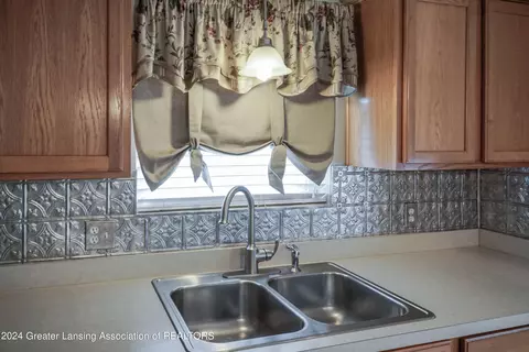 Kitchen - 7745 Taragreen Dr, Lansing, MI 48917 photo 7 of 9
