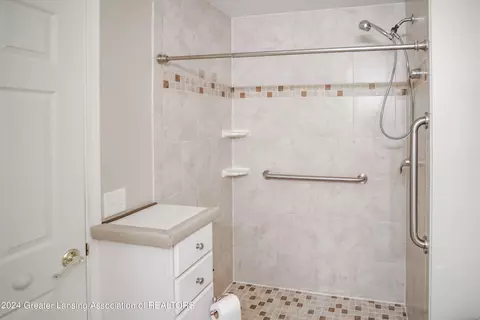 Bath - 7745 Taragreen Dr, Lansing, MI 48917 photo 2 of 4