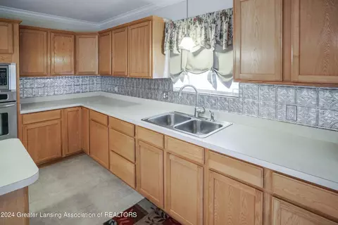 Kitchen - 7745 Taragreen Dr, Lansing, MI 48917 photo 4 of 9