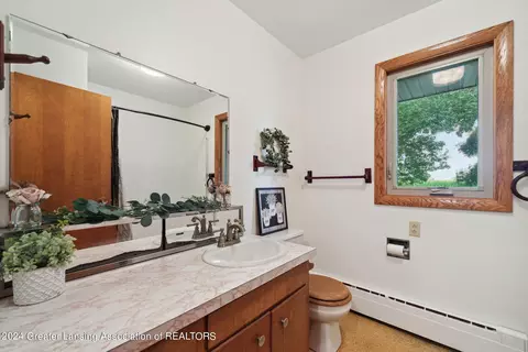 Bath - 980 W Buchanan Rd, Ithaca, MI 48847 photo 2 of 3