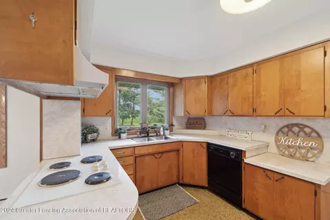 Kitchen - 980 W Buchanan Rd, Ithaca, MI 48847 photo 2 of 3