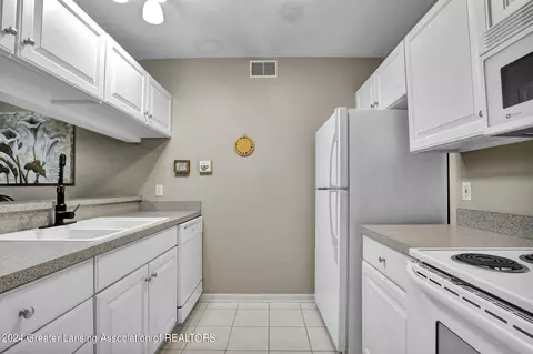 918 Oakbrook Dr, Jackson, MI 49203 photo 8