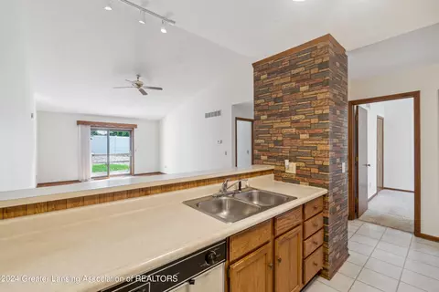 1189 Sunview Dr, Saint Johns, MI 48879 photo 8