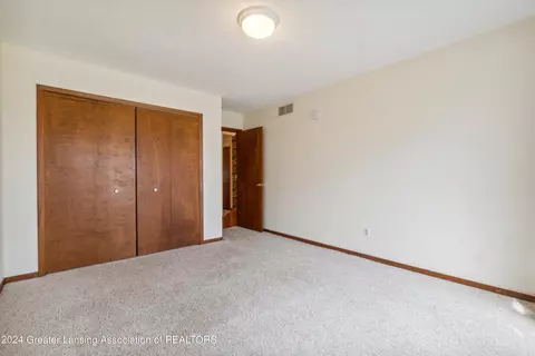 1189 Sunview Dr, Saint Johns, MI 48879 photo 13