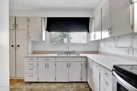 Kitchen - 5682 Edson St, Haslett, MI 48840 photo 2 of 3