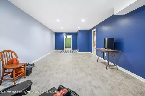 Entry Way - 465 Fox Run Ct, Williamston, MI 48895 photo 4 of 4