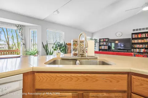 Kitchen - 465 Fox Run Ct, Williamston, MI 48895 photo 3 of 5
