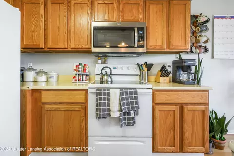 Kitchen - 465 Fox Run Ct, Williamston, MI 48895 photo 4 of 5